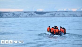 More than 450 migrants make Christmas Day crossing