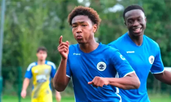 Muere el jugador de fútbol inglés Kaylen Dennis a los 17 años tras desplomarse durante un partido