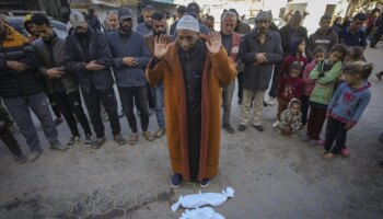 Muere otro bebé de frío en Gaza: "No podía despertarlo, era como si estuviera cubierto de hielo"