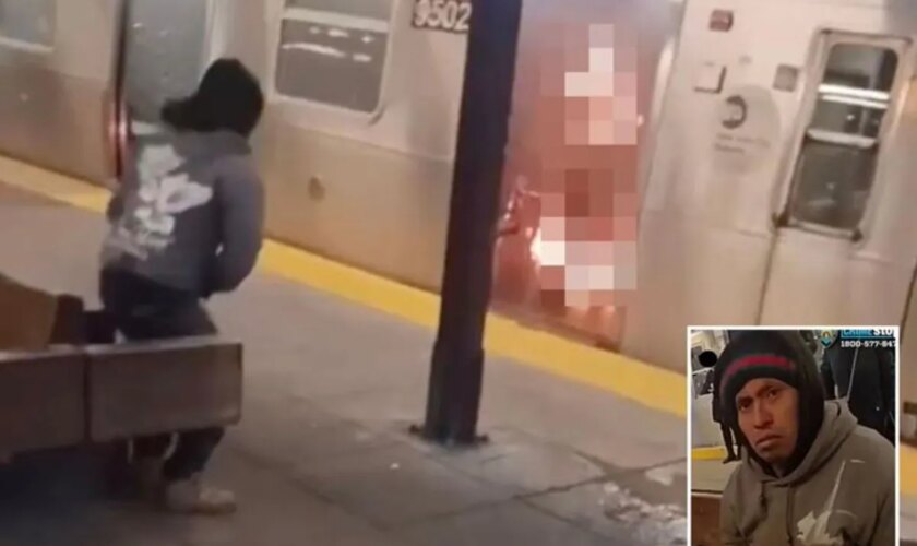 Muere una mujer quemada viva en el metro de Nueva York tras prenderle fuego un hombre a su ropa con un mechero