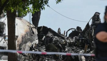 Mueren dos personas tras estrellarse un avión privado en Buenos Aires