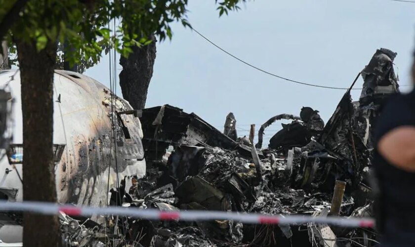 Mueren dos personas tras estrellarse un avión privado en Buenos Aires