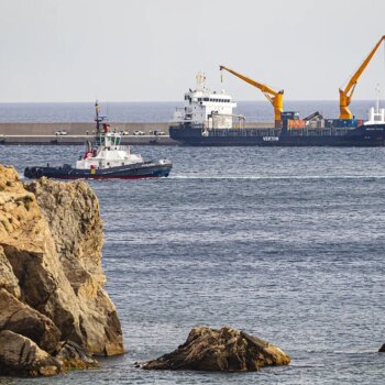 Naufraga un carguero ruso en el Mediterráneo tras una explosión en la sala de máquinas: dos desaparecidos y 14 rescatados llevados a Cartagena