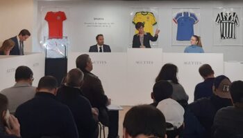 Neuilly : la vente aux enchères a rapporté 400 000 euros… mais les maillots de Pelé et Maradona ont été boudés