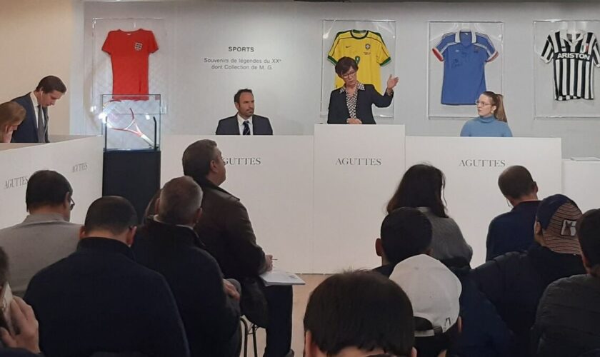 Neuilly : la vente aux enchères a rapporté 400 000 euros… mais les maillots de Pelé et Maradona ont été boudés