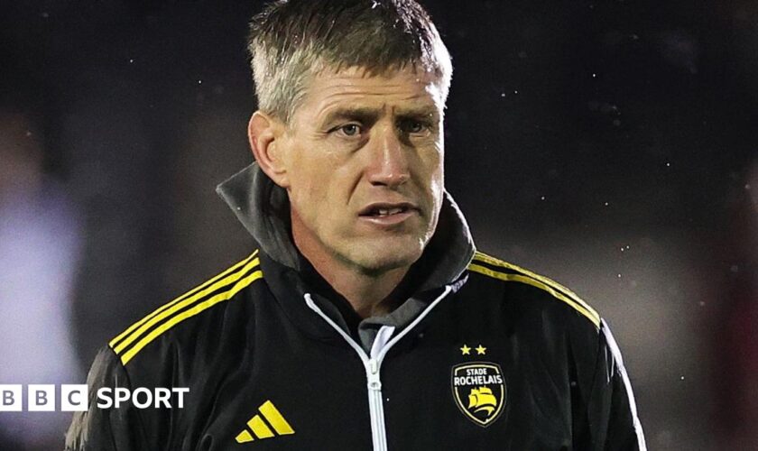 Ronan O'Gara takes a selfie with La Rochelle fans