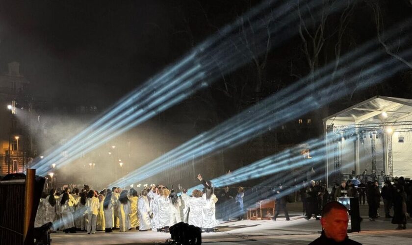 « Oh mon Dieu, c’est Pharrell Williams ! » : sur le parvis de Notre-Dame, le concert de réouverture avancé de 24 heures