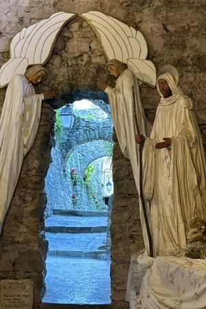 «On est en droit de défendre nos racines chrétiennes» : bienvenue à Lucéram, le village provençal aux 450 crèches de Noël