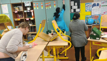 « On est toutes là pour les enfants » : dans l’école de l’Oise saccagée, l’heure est au nettoyage