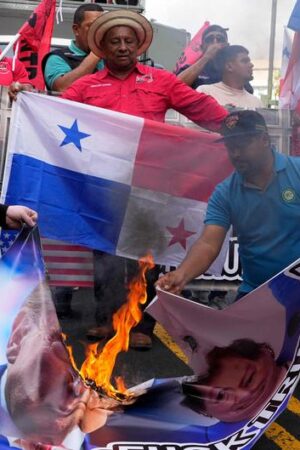 Panama: Protesters say 'enemy' Trump must leave canal alone