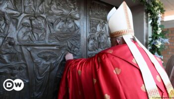 Papst Franziskus öffnet "Heilige Pforte" in Gefängnis