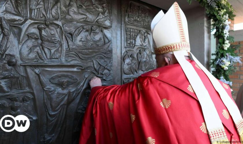 Papst Franziskus öffnet "Heilige Pforte" in Gefängnis