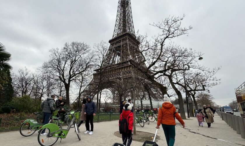 Paris : départ de feu dans la tour Eiffel, 1 200 personnes évacuées