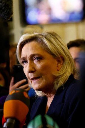 Pour Marine Le Pen, le vertige de la censure