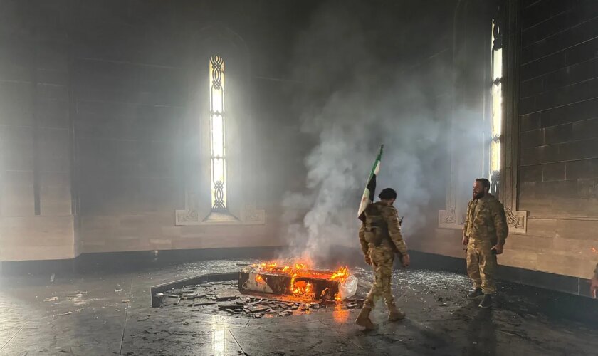 Prenden fuego a la tumba del difunto presidente Hafez Asad en Siria