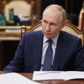 Putin eleva el gasto militar a niveles récord: promulga un presupuesto que aumenta en un 24,4 % el gasto en defensa