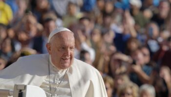 Quels sont les raisons et les enjeux de la visite du pape à Ajaccio ?