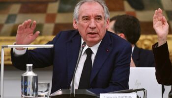 « Qu’est-ce que vous faites là ? » : la présence de François Bayrou à Pau plutôt qu’à Mayotte critiquée par un élu