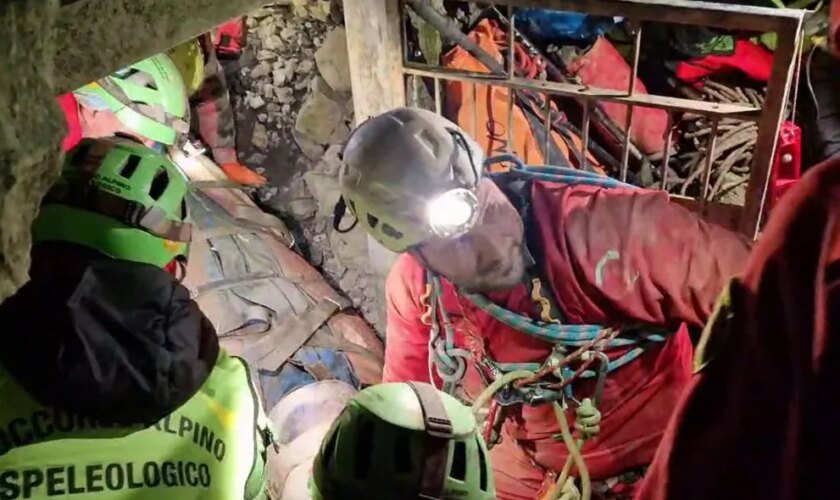 Rescatada con vida la espeleóloga italiana que llevaba cuatro días herida y atrapada en una cueva