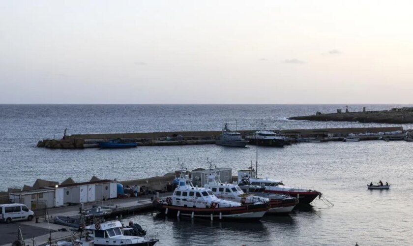 Rescatan frente a Lampedusa a una niña de 11 años que sobrevivió tres días en alta mar tras un naufragio