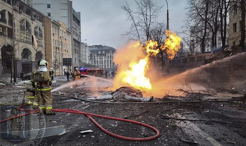 Rusia ataca objetivos ucranianos con misiles balísticos e hipersónicos en respuesta al ataque a la fábrica en Rostov