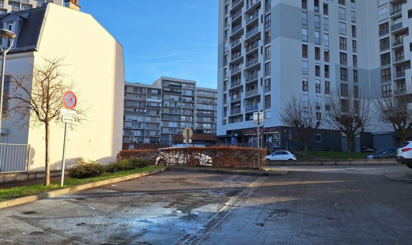 Saint-Ouen-l’Aumône : deux voitures de la police municipale incendiées après l’intervention anti-stupéfiants