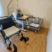 Sans ascenseur et en fauteuil roulant, Bouazza, 77 ans, vit « piégé » dans son appartement