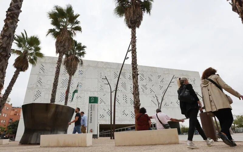 Se enfrenta a prisión por perseguir en patinete a una menor y abusar de ella hasta el colegio en Córdoba