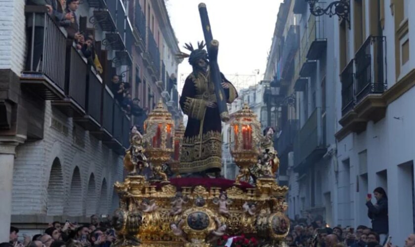 Sevilla estrena la luz de la mañana para el Gran Poder