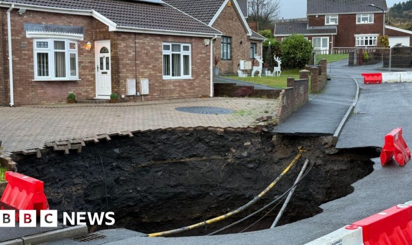 Sinkhole residents may not be home for Christmas