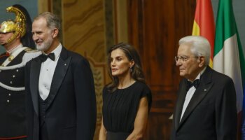 Sobriedad inmaculada: la reina Letizia estrena vestido y deja un mensaje secreto (y los brazos al descubierto) en la cena de gala italiana en homenaje a España