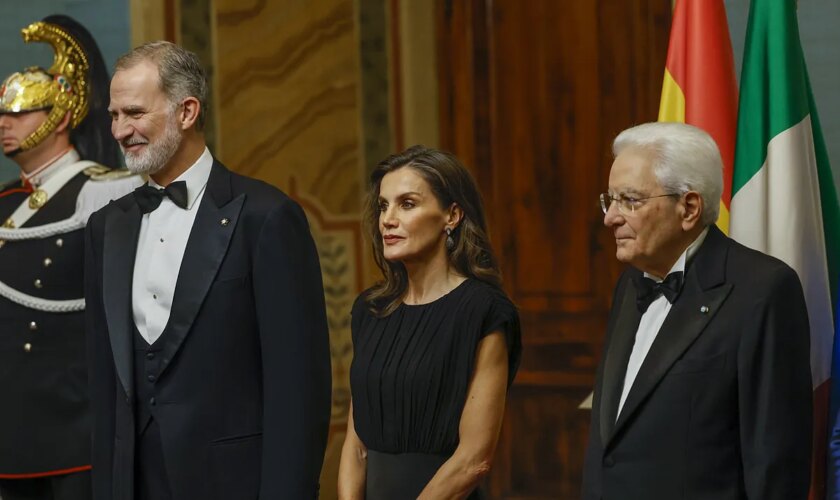 Sobriedad inmaculada: la reina Letizia estrena vestido y deja un mensaje secreto (y los brazos al descubierto) en la cena de gala italiana en homenaje a España