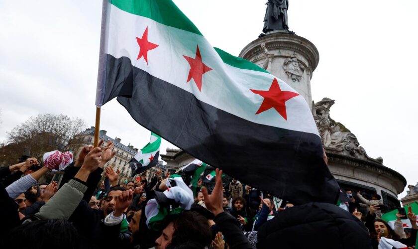 Syrie : après la chute de Bachar al-Assad, ce drapeau s’affiche désormais partout, voici ce qu’il signifie