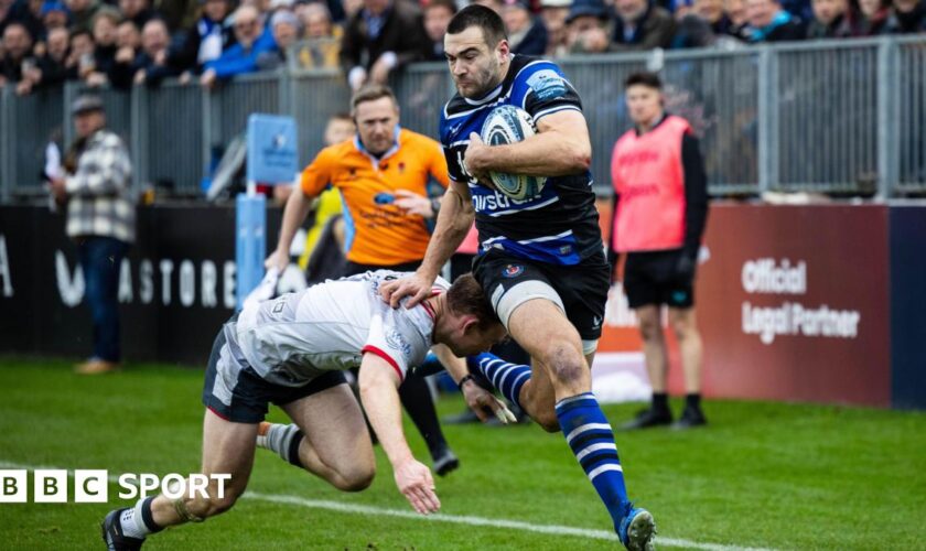 Will Muir skips over a tackle to score a try for Bath