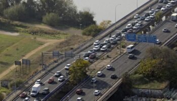 Tres heridos en un accidente en la A-49 en Benacazón después de que un coche impactara con la mediana