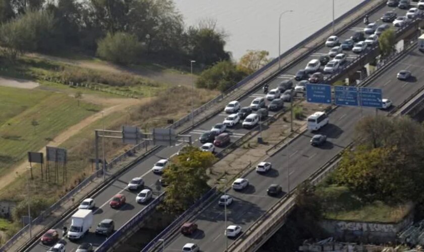 Tres heridos en un accidente en la A-49 en Benacazón después de que un coche impactara con la mediana