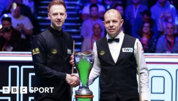 Judd Trump & Barry Hawkins shake hands before their UK Championship final