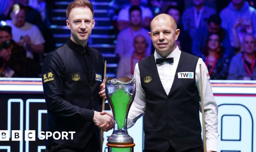 Judd Trump & Barry Hawkins shake hands before their UK Championship final