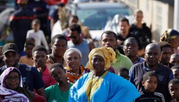 « Tu racontes des salades » : à Mayotte, Emmanuel Macron pris à partie et hué par des habitants