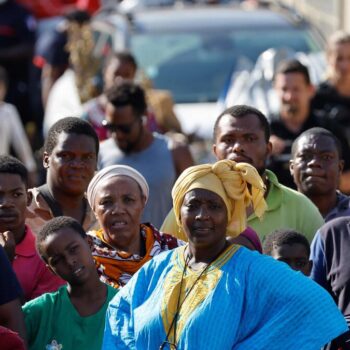 « Tu racontes des salades » : à Mayotte, Emmanuel Macron pris à partie et hué par des habitants