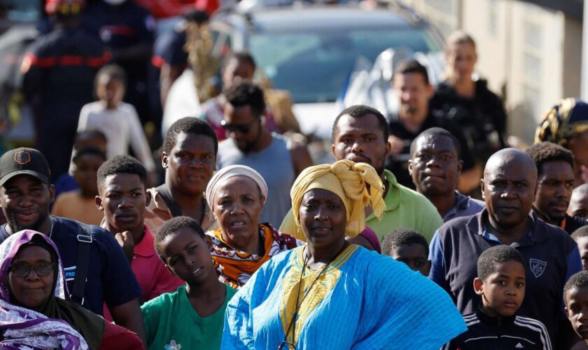 « Tu racontes des salades » : à Mayotte, Emmanuel Macron pris à partie et hué par des habitants