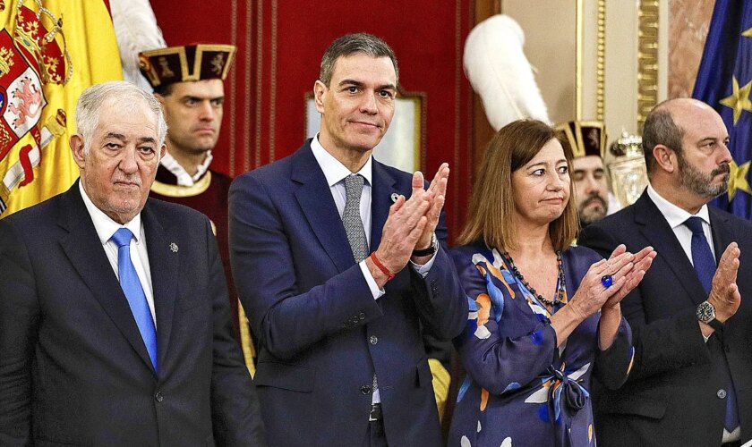 Un Sánchez "acosado" pide en balde "reformar" la Constitución y el PP le acusa de crear "una cortina de humo"