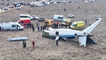 Un avión de pasajeros azerbaiyano se estrella en la ciudad kazaja de Aktau y deja de momento 42 muertos