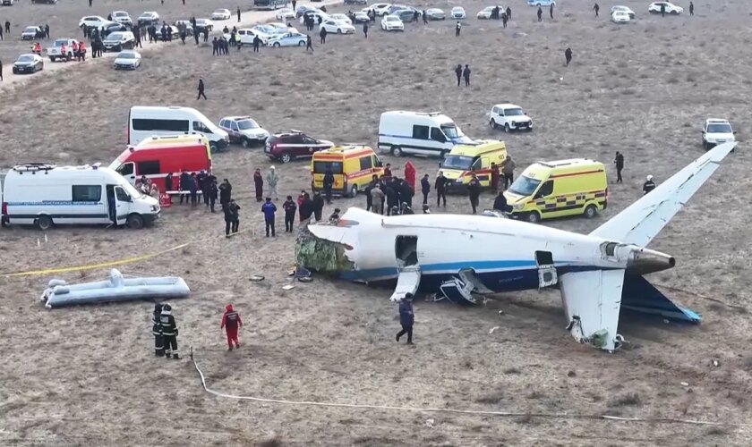 Un avión de pasajeros azerbaiyano se estrella en la ciudad kazaja de Aktau y deja de momento 42 muertos