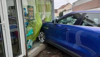 « Un bruit énorme » : au volant d’une Jaguar à 17 ans, il pulvérise la vitrine d’un café