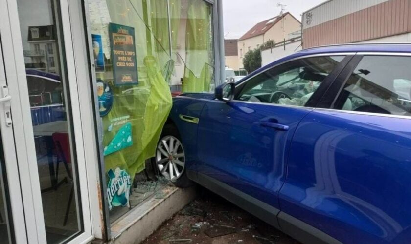 « Un bruit énorme » : au volant d’une Jaguar à 17 ans, il pulvérise la vitrine d’un café