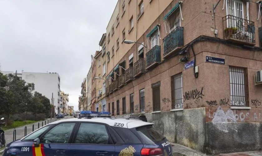 Un conductor se estampa contra una farola en Marqués de Vadillo tras una persecución policial por Carabanchel