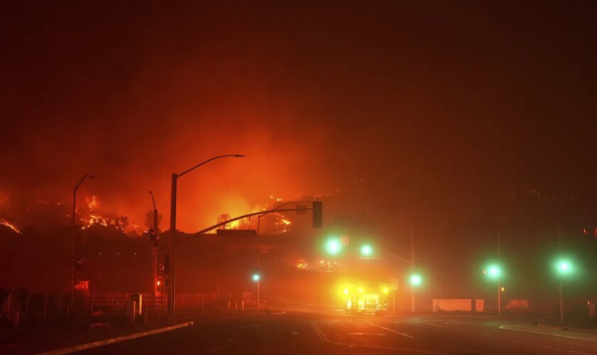 Un incendio sin control en Malibú provoca la evacuación de miles de personas