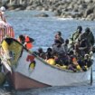 Un inmigrante fallecido y cuatro graves entre los más de 300 que han llegado a Canarias durante la noche en siete cayucos