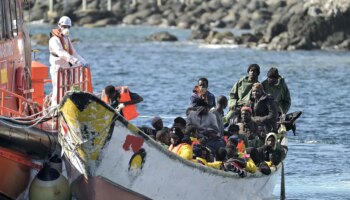 Un inmigrante fallecido y cuatro graves entre los más de 300 que han llegado a Canarias durante la noche en siete cayucos